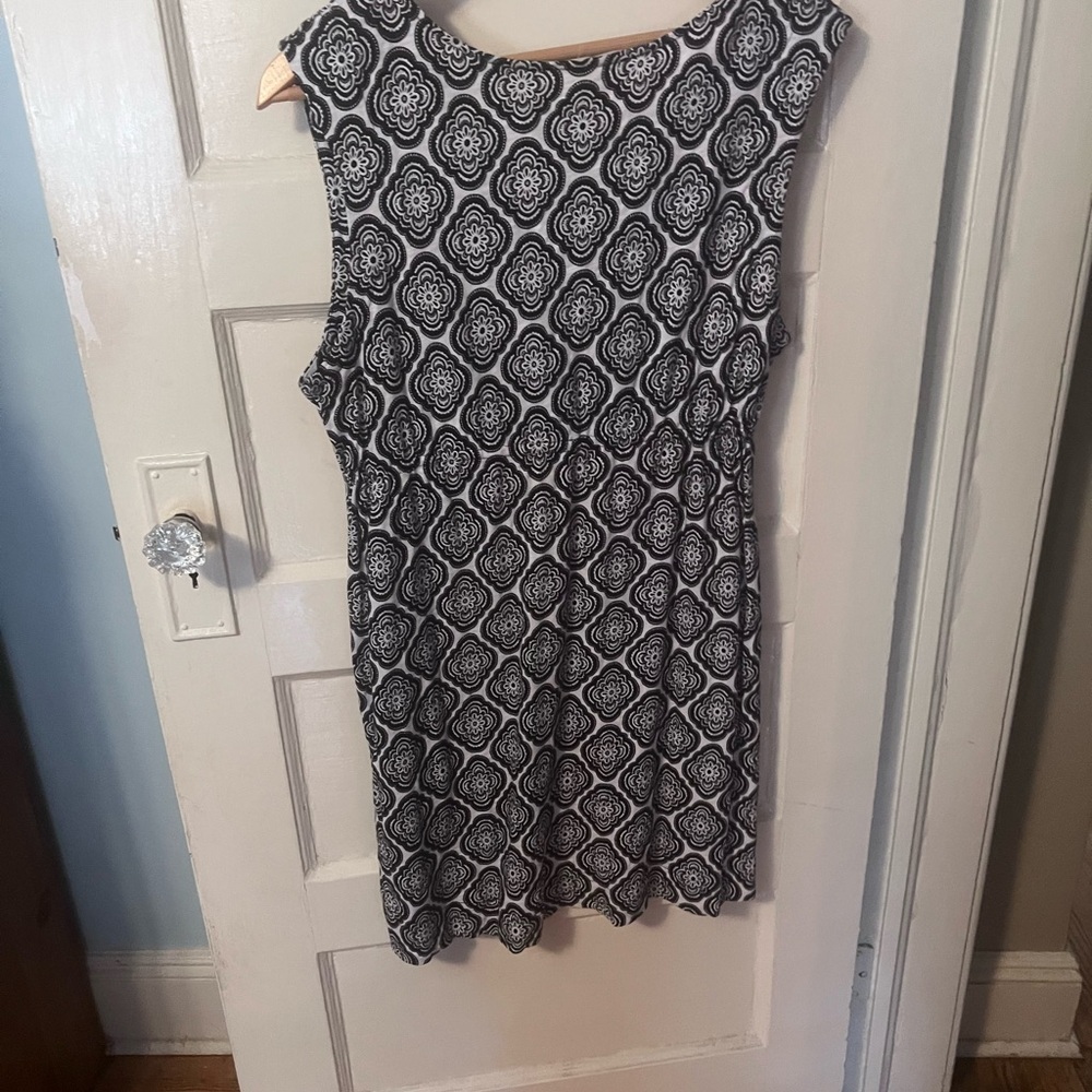 Boden Botanic Blush Black and White V back Shift Dress